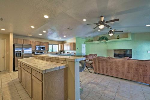 Family-Friendly Lake Havasu Getaway with Deck and Pool in 哈瓦蘇湖城