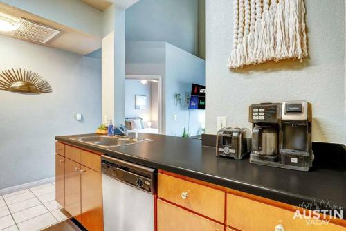 Fun Location Elevator Full Kitchen Laundry in Austin, USA