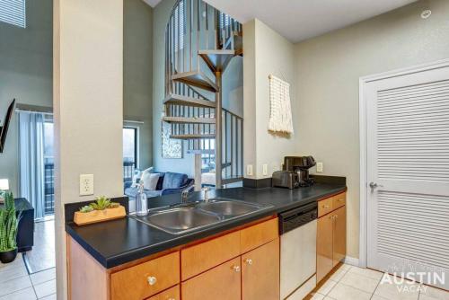 Fun Location Elevator Full Kitchen Laundry in Austin, USA