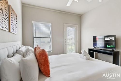 Amazing Sunset Views from W Campus Loft Style Apt in Austin, USA