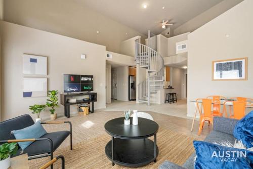 Amazing Sunset Views from W Campus Loft Style Apt in Austin, USA