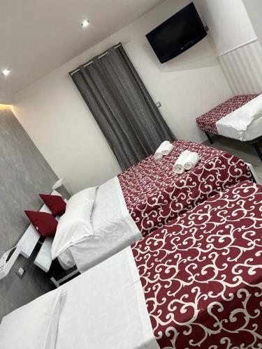 1 queen bed, 2 twin beds