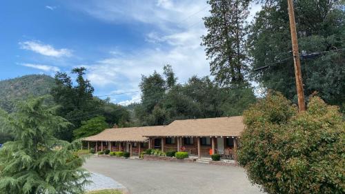 Fawndale Lodge in Shasta Lake (CA)