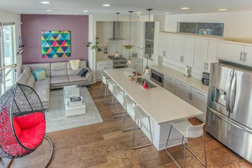 Chic Silver Lake Oasis with Breathtaking City Skyline Views, Private Rooftop & Garage, Los Angeles (photo 9)