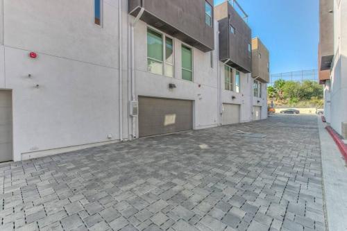 Chic Silver Lake Oasis with Breathtaking City Skyline Views, Private Rooftop & Garage, Los Angeles (photo 6)