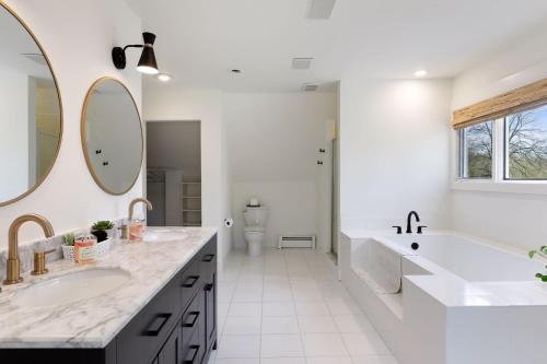 Gorgeous! Modern 3 Bed Home by Lake Mtka & Wayzata in Wayzata, USA