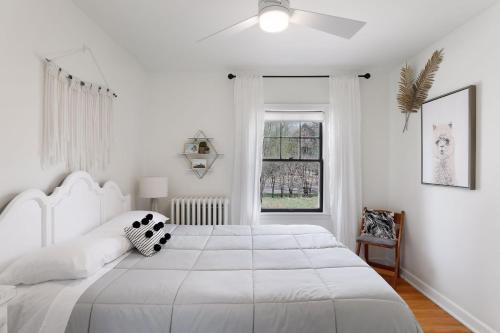 Gorgeous! Modern 3 Bed Home by Lake Mtka & Wayzata in Wayzata, USA