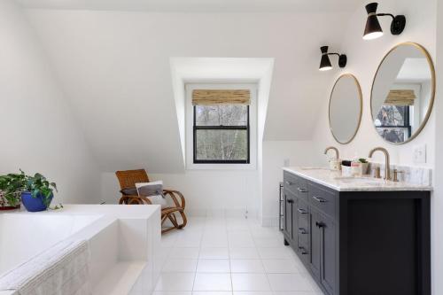 Gorgeous! Modern 3 Bed Home by Lake Mtka & Wayzata in Wayzata, USA
