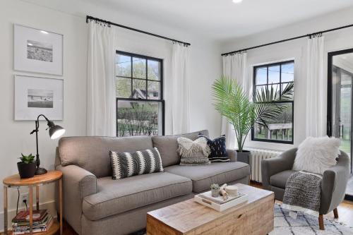 Gorgeous! Modern 3 Bed Home by Lake Mtka & Wayzata, Wayzata