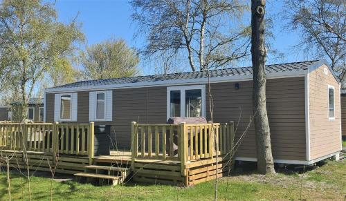 B&B Lauwersoog - Bj Chalets - De Rug 3 - Vakantiepark Lauwersoog - Luxe kindvriendelijke chalet MET vaatwasser en inloopkast! Vroege incheck! - Bed and Breakfast Lauwersoog