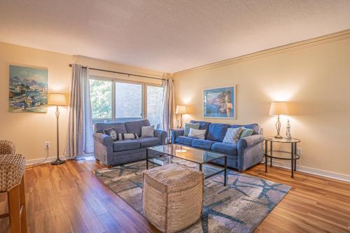 1686 Bluff Villas Renovated Sleeps 8 Walk to Salty Dog Sea Pines