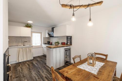 virtuve, Casa21 - Private Holiday Home for Groups up to 12 with Jacuzzi in Mela