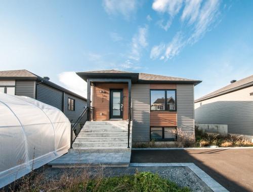 . Charming 3 bed home with quick access