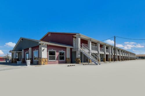 America's Best Value Inn Alpine - image 10