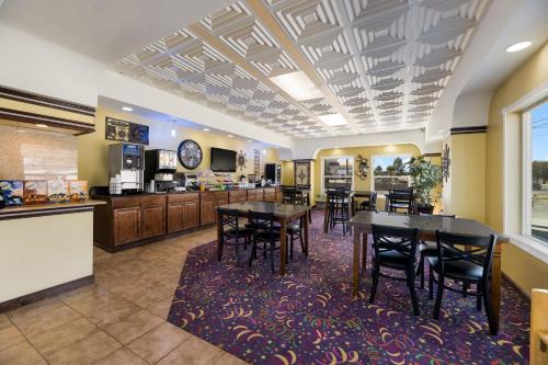 America's Best Value Inn Alpine - image 12