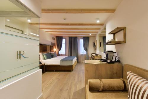 Deluxe Double Room image 10