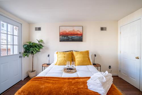 Cozy Townhouse Downtown w/ Game Room & Rooftop in Baltimore, USA