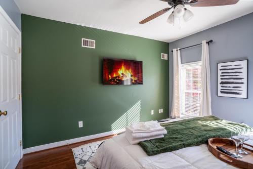 Cozy Townhouse Downtown w/ Game Room & Rooftop in Baltimore, USA