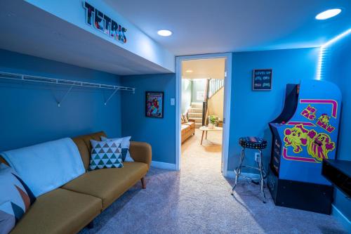 Cozy Townhouse Downtown w/ Game Room & Rooftop