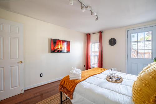 Cozy Townhouse Downtown w/ Game Room & Rooftop in Baltimore, USA