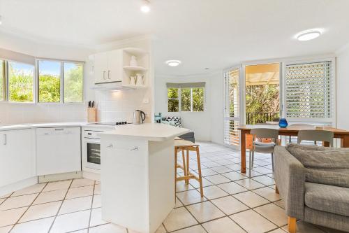 Seaside apartment minutes from Sunshine Beach - image 3
