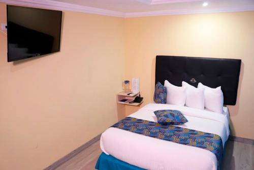 1 double bed, 1 twin bed