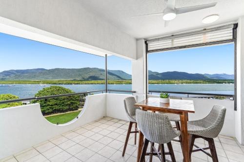 . Belle Escapes - Luxury Cairns Penthouse with Ocean Views "903"