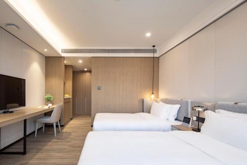 Deluxe Twin Room image 1