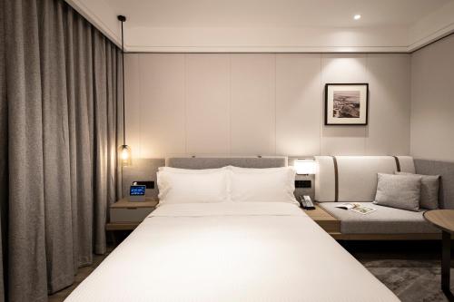Superior King Room （No Window） image 2