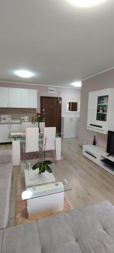 Luxury and stylish apartmen, metro station Obelya, Sofia (Foto 3)