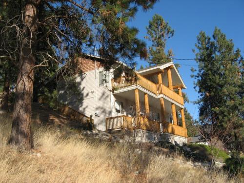 PineWood Guesthouse in Peachland, Canada