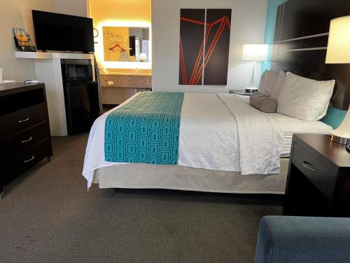 Howard Johnson by Wyndham Houston Heights/Downtown near Beer Can House