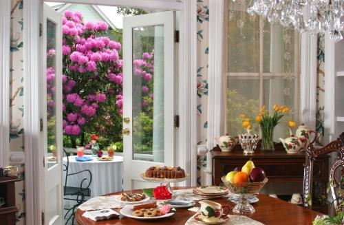 White Doe Inn Bed & Breakfast - 정원
