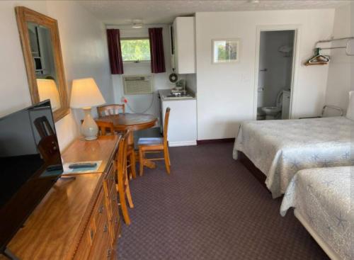 1 queen bed, 1 double bed