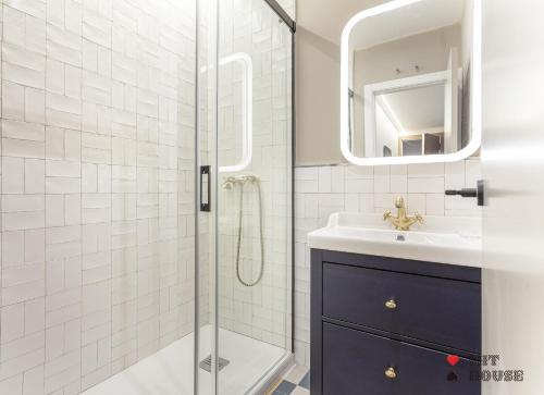 Three-Bedroom Apartment V image 4