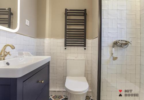 Three-Bedroom Apartment V image 3