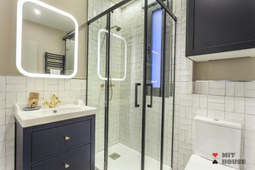 Three-Bedroom Apartment III image 3