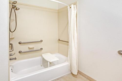 浴室, Scottish Inns & Suites in 德克薩斯州拉波特 (TX)