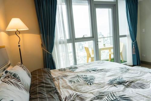 A2J Luxury 3BR Uptown Balcony BGC Suite Near Mall, Manila