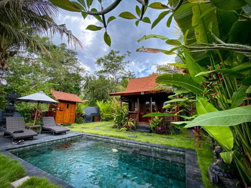 The Hidden Escapes Manggis- Stunning Tiny Home set on a Lake with Mountain View, Private Sauna, Pool Bali