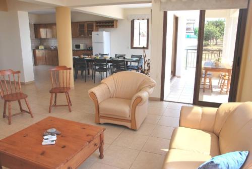 Villa Only 50m To The Sea, Sleeps 12, Polis