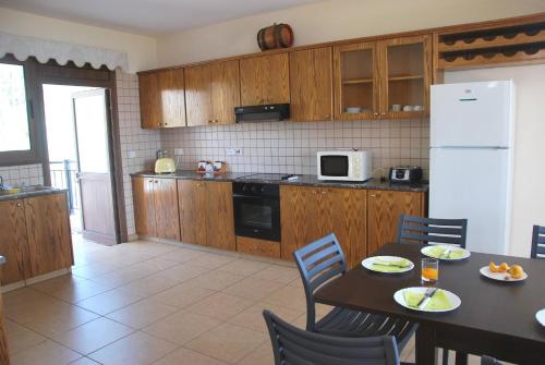 Villa Only 50m To The Sea, Sleeps 12, Polis