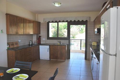 Villa Only 50m To The Sea, Sleeps 12, Polis