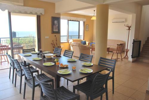 Villa Only 50m To The Sea, Sleeps 12, Polis