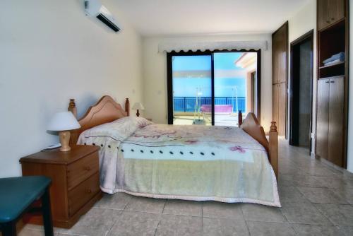 Villa Only 50m To The Sea, Sleeps 12, Polis in Pomos