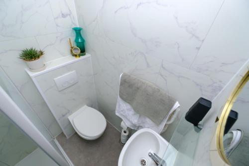 B&B Collier's - image 8