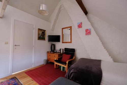 B&B Collier's - image 4