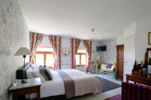 B&B Collier's - image 7