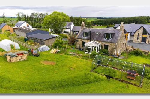 Cosy and modern 1 bedroom garden house - very dog friendly! in Tarves