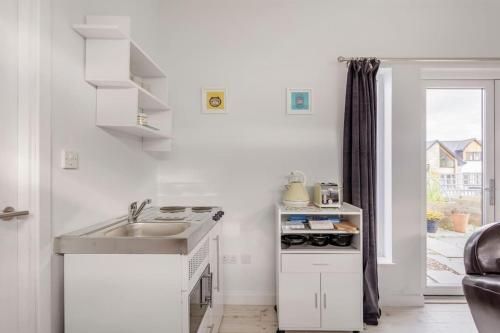 Cosy and modern 1 bedroom garden house - very dog friendly! in Tarves